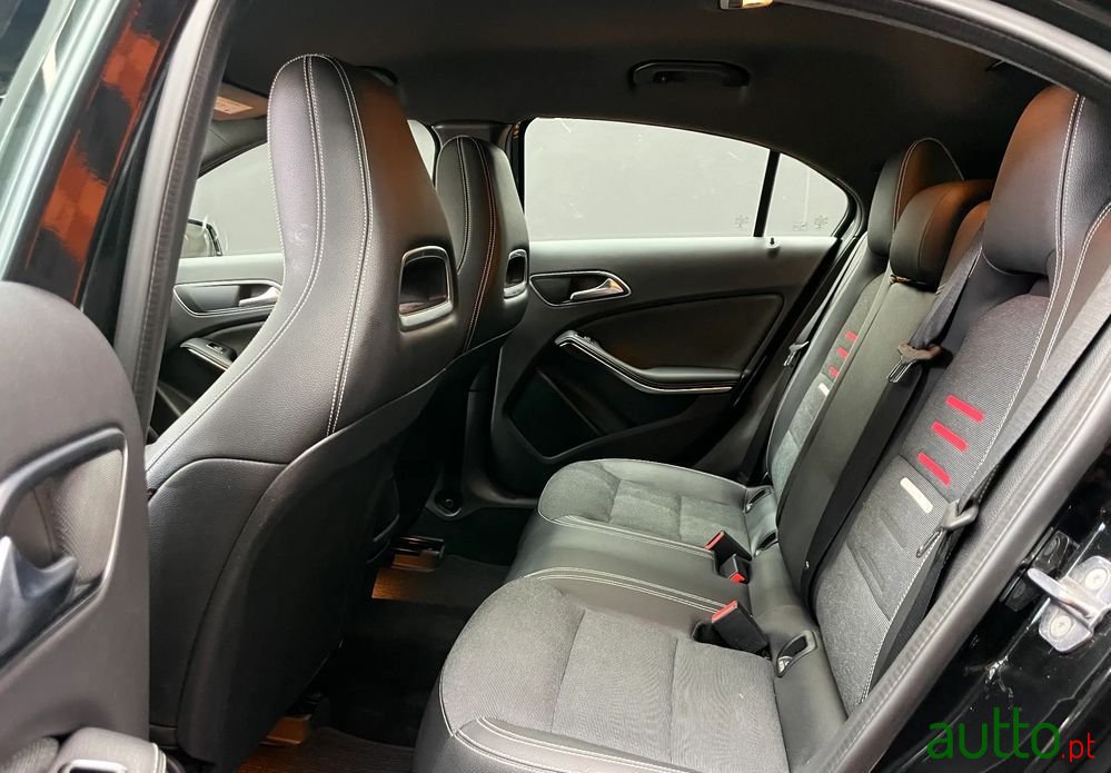 2018' Mercedes-Benz Classe A D Urban photo #6