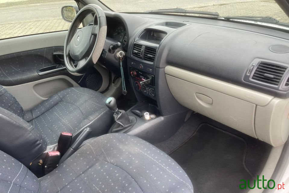 2002' Renault Clio photo #5