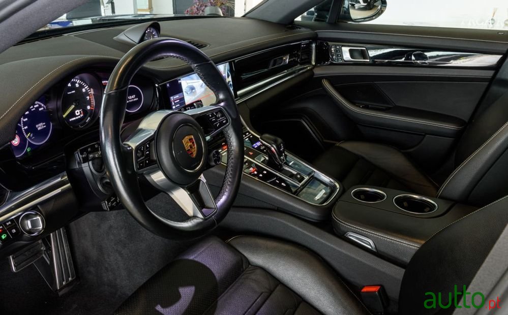 2020' Porsche Panamera photo #6