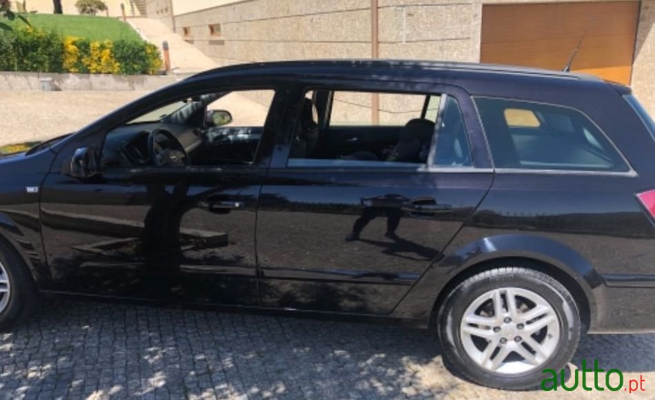 2006' Opel Astra Caravan photo #1