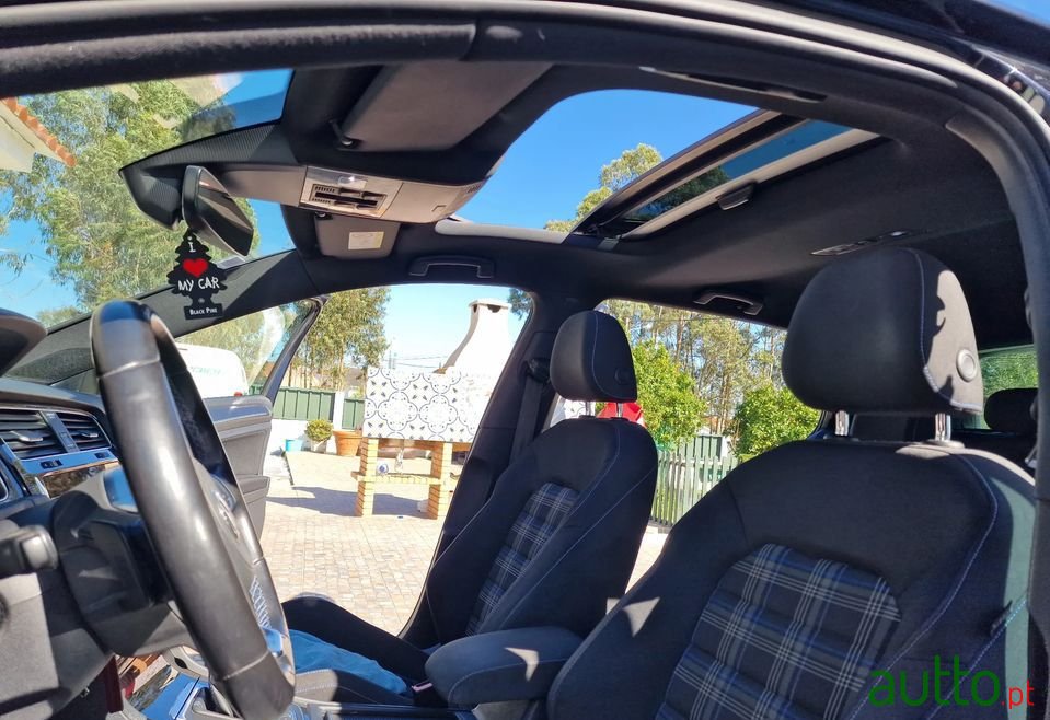 2017' Volkswagen Golf photo #4