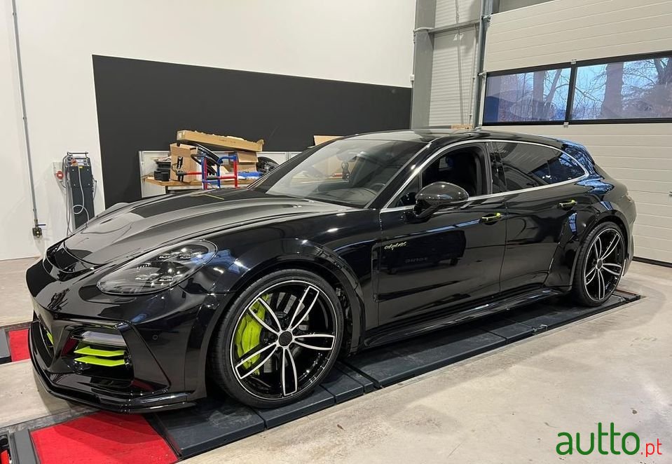 2020' Porsche Panamera Sport Turismo photo #3