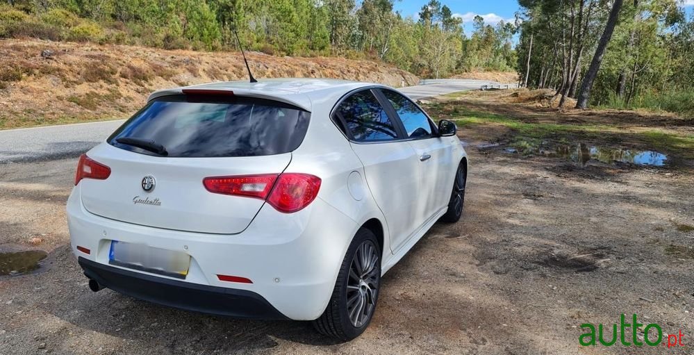 2013' Alfa Romeo Giulietta photo #6
