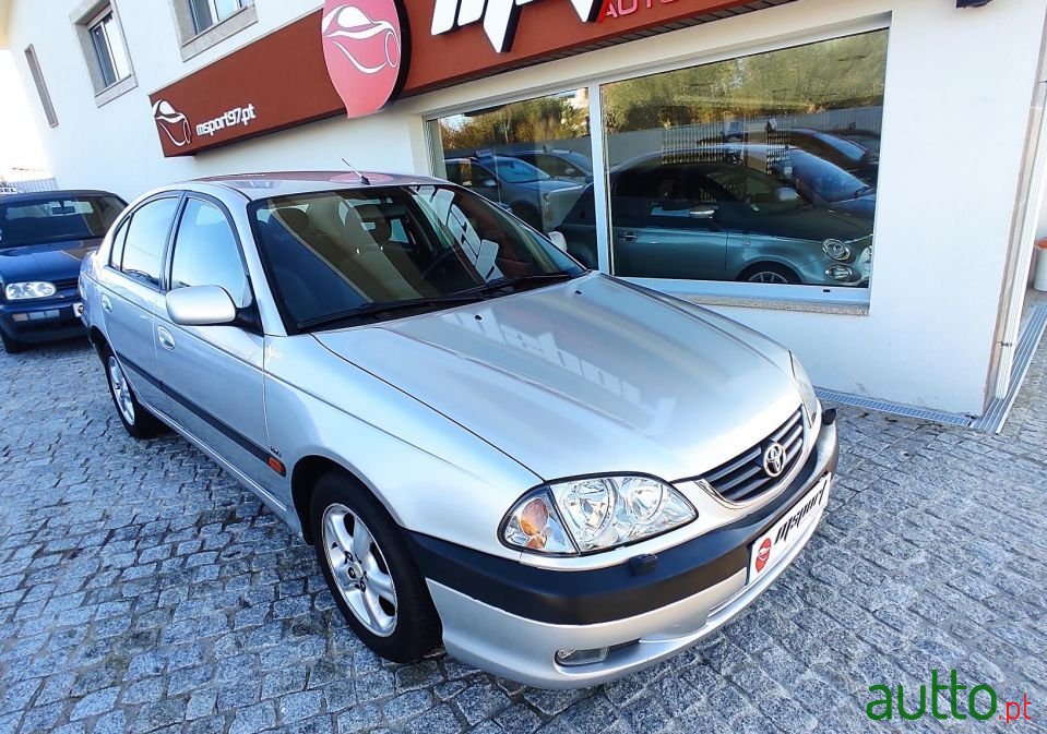 2001' Toyota Avensis photo #2