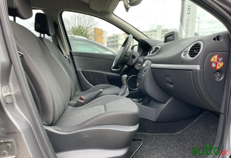 2009' Renault Clio photo #5