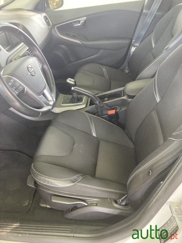 2019' Volvo V40 photo #5