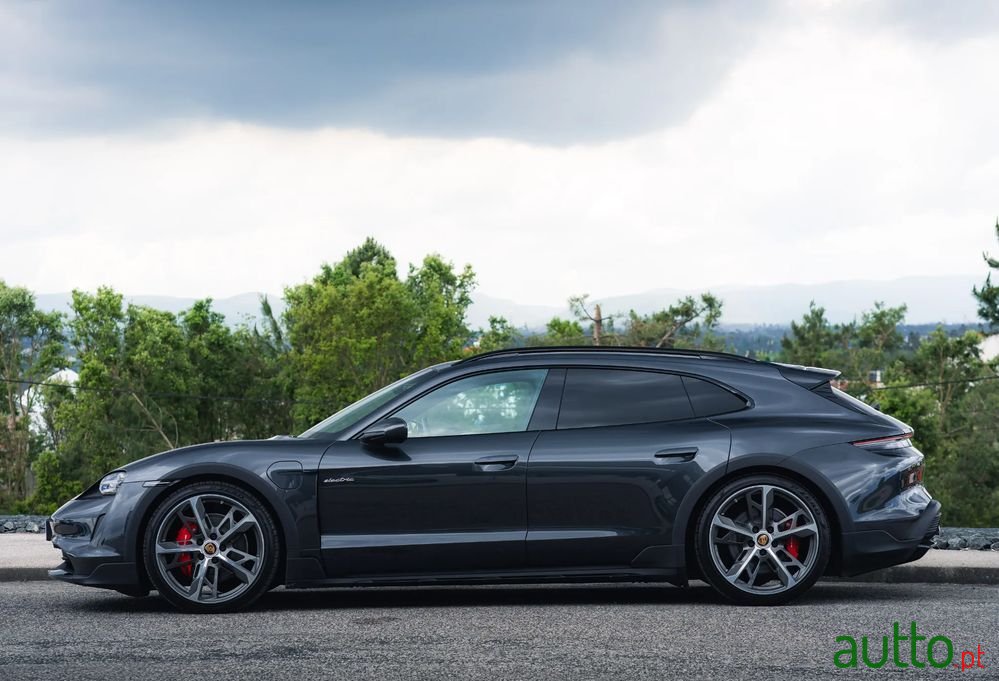 2022' Porsche Taycan 4S Cross Turismo photo #3