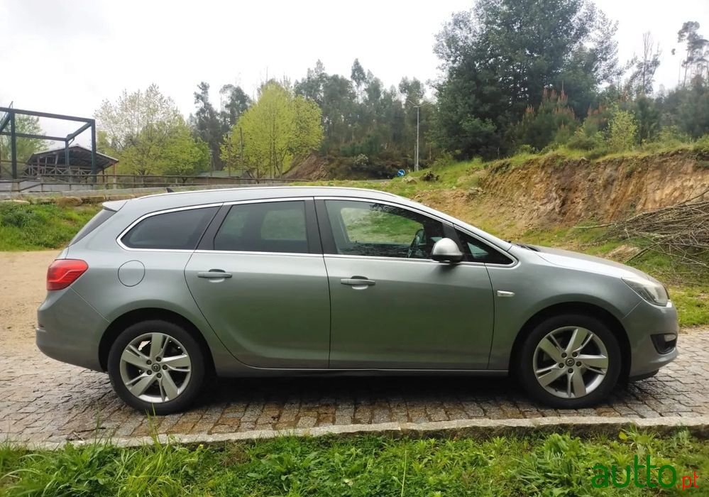 2015' Opel Astra photo #2