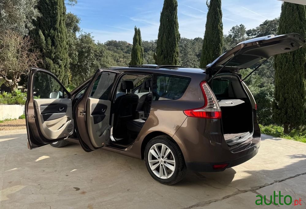 2012' Renault Grand Scenic photo #6