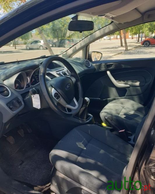 2010' Ford Fiesta photo #2