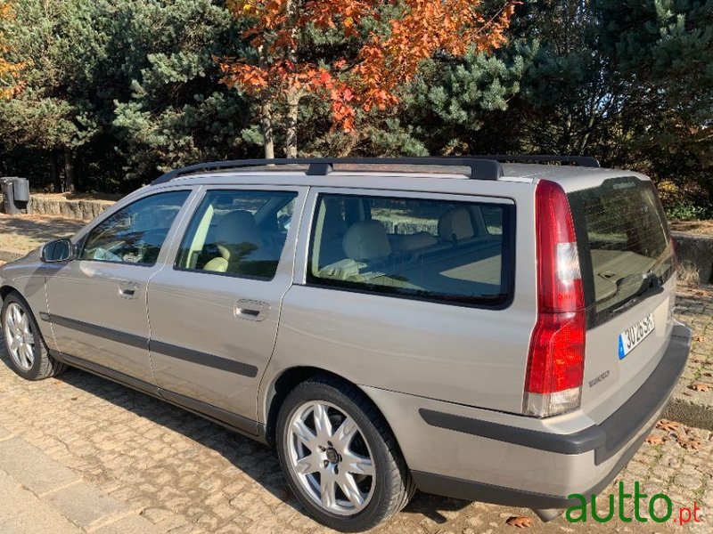 2001' Volvo V70 photo #2