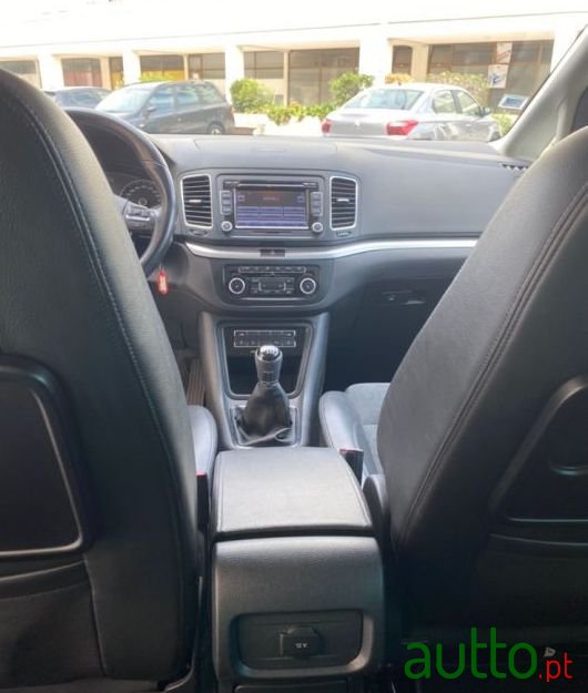 2011' Volkswagen Sharan 2.0 Tdi Highliine photo #3