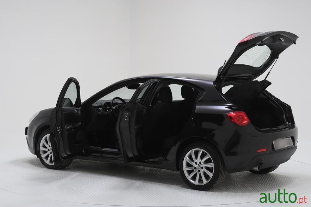 2013' Alfa Romeo Giulietta photo #5