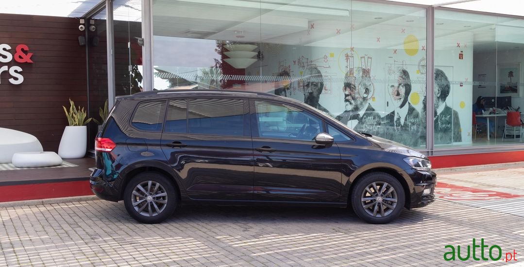 2017' Volkswagen Touran photo #5