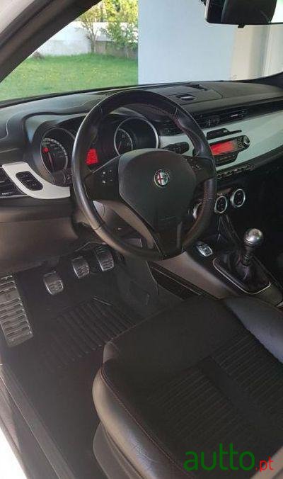 2014' Alfa Romeo Giulietta photo #2
