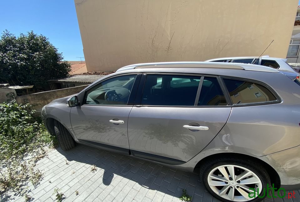 2010' Renault Megane Sport Tourer photo #2