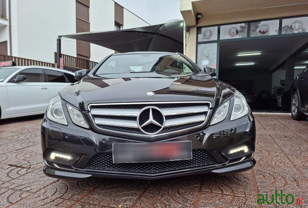 2009' Mercedes-Benz Classe E photo #2