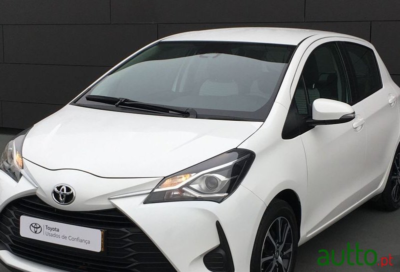 2020' Toyota Yaris Comfort photo #1