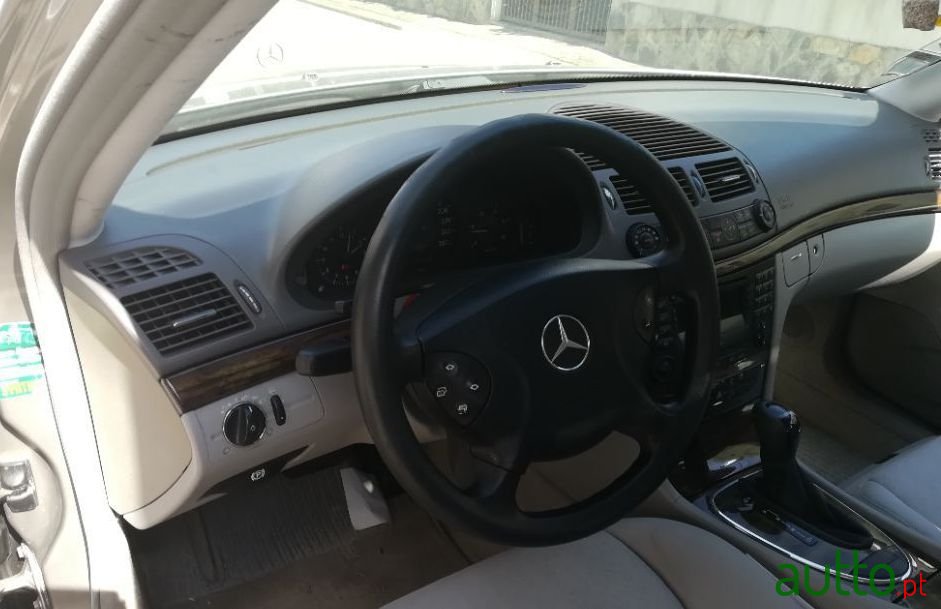 2003' Mercedes-Benz E-220 photo #3