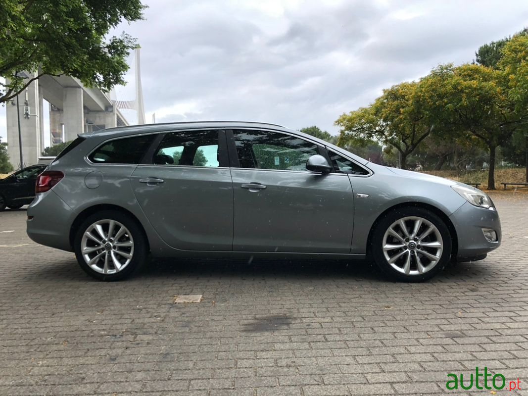 2011' Opel Astra Sports Tourer photo #3