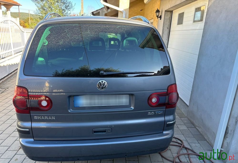 2008' Volkswagen Sharan 2.0 Tdi Highline photo #3