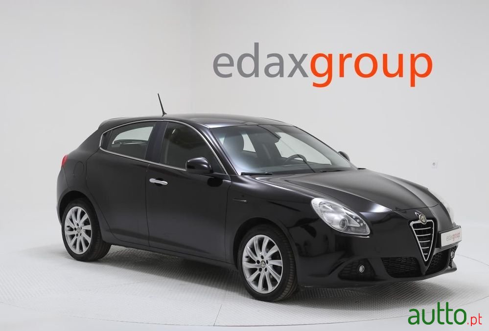 2013' Alfa Romeo Giulietta photo #1