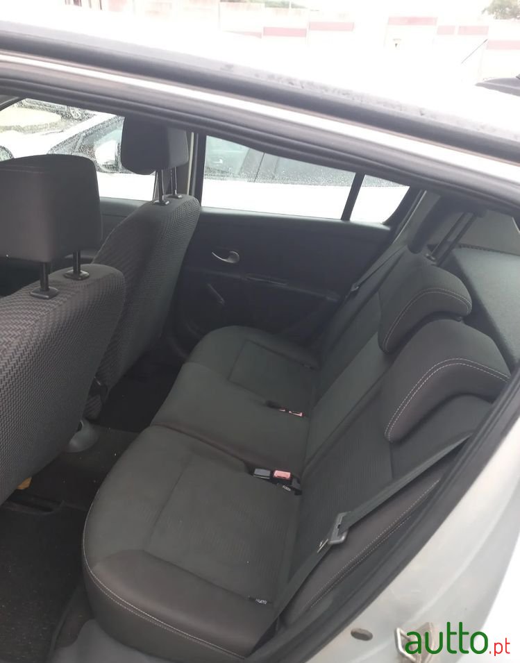 2010' Renault Clio photo #6