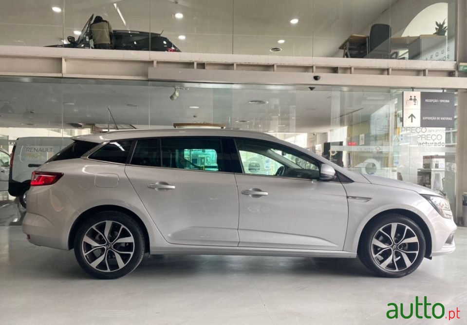 2020' Renault Megane Sport Tourer photo #3