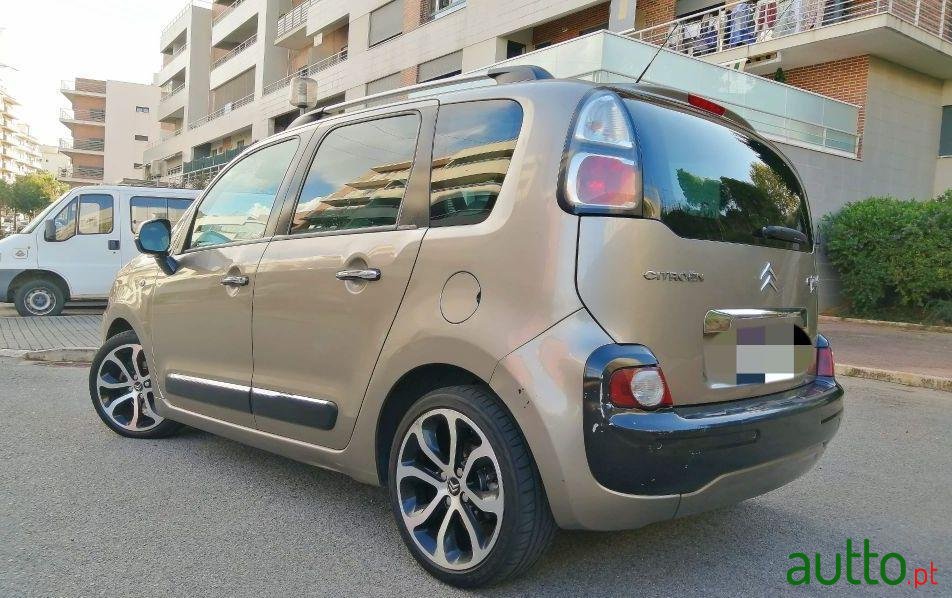 2010' Citroen C3 Picasso photo #3