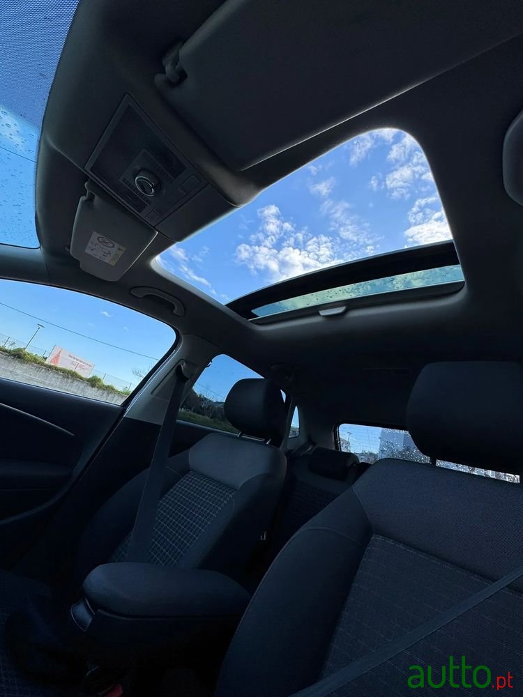 2011' Volkswagen Polo photo #6