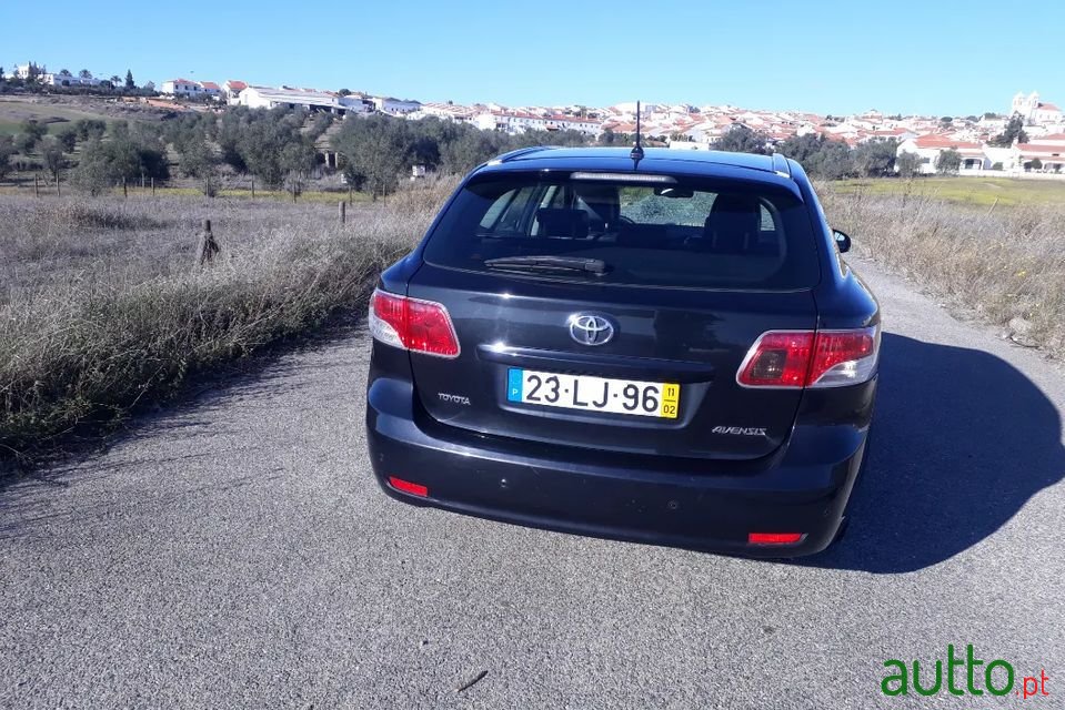 2011' Toyota Avensis Sw photo #3
