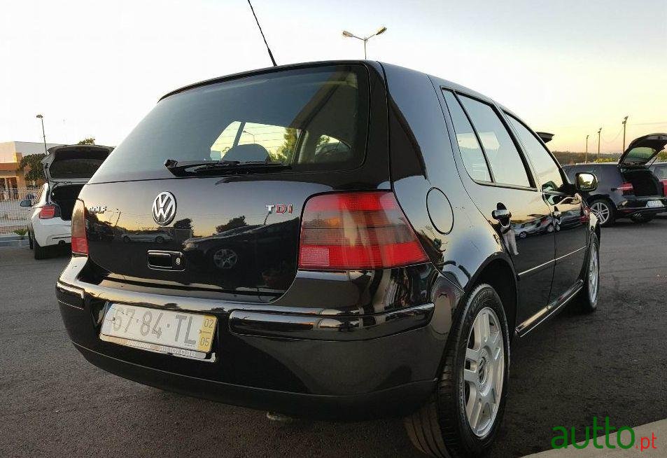 2002' Volkswagen Golf photo #1
