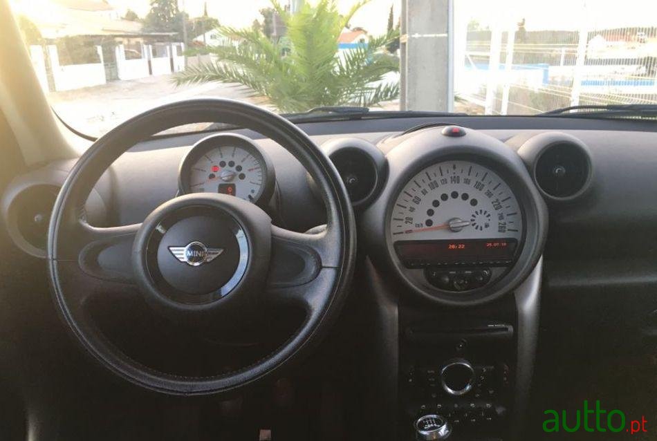 2011' MINI Countryman Cooper D photo #2