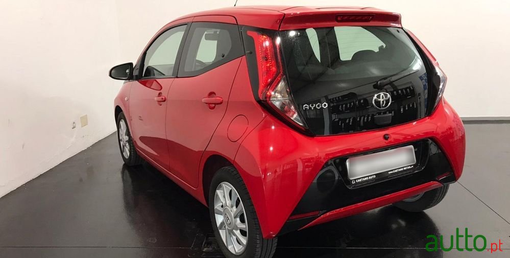 2022' Toyota Aygo 1.0 X-Play Plus photo #2