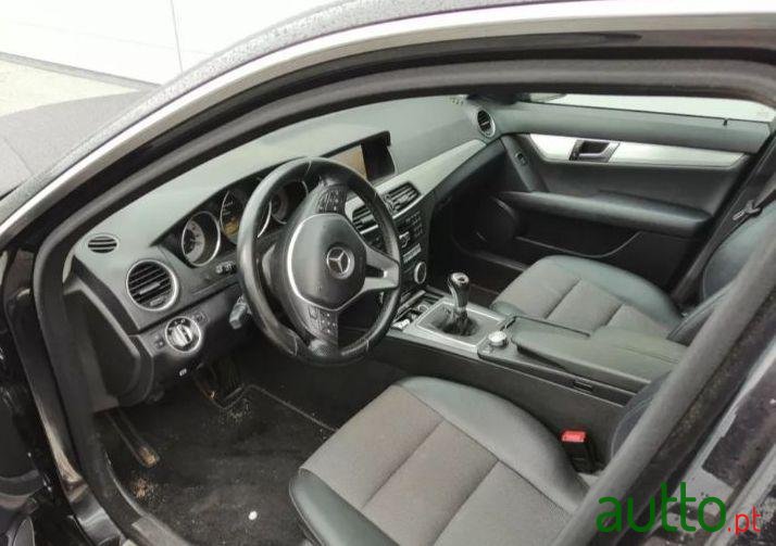 2011' Mercedes-Benz 220 Avantgarde photo #2