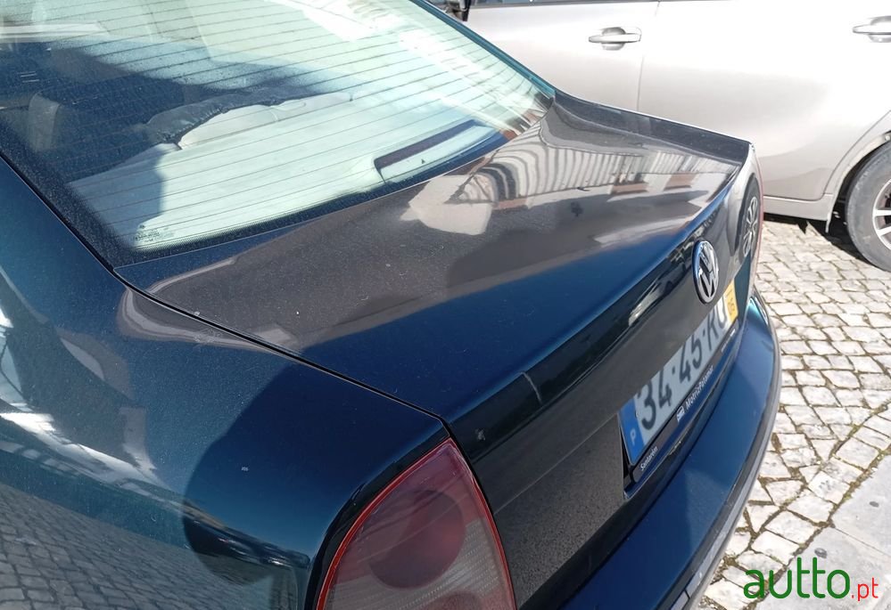 2001' Volkswagen Passat photo #2