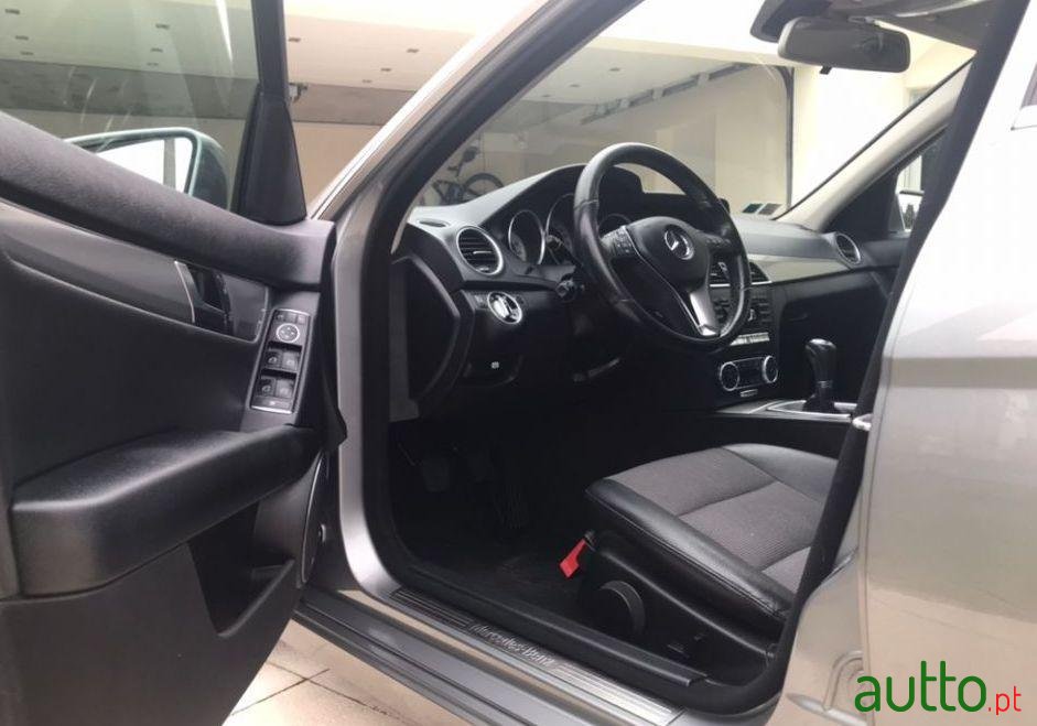 2011' Mercedes-Benz C-200 Avantgarde photo #2