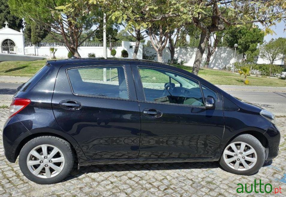 2011' Toyota Yaris photo #2