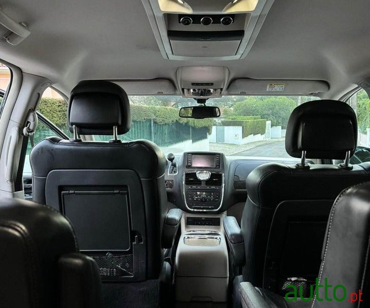2015' Lancia Voyager photo #7