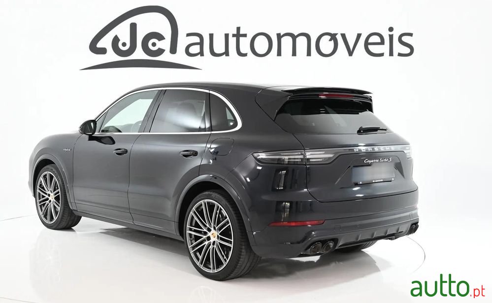 2022' Porsche Cayenne Turbo S E-Hybrid photo #2