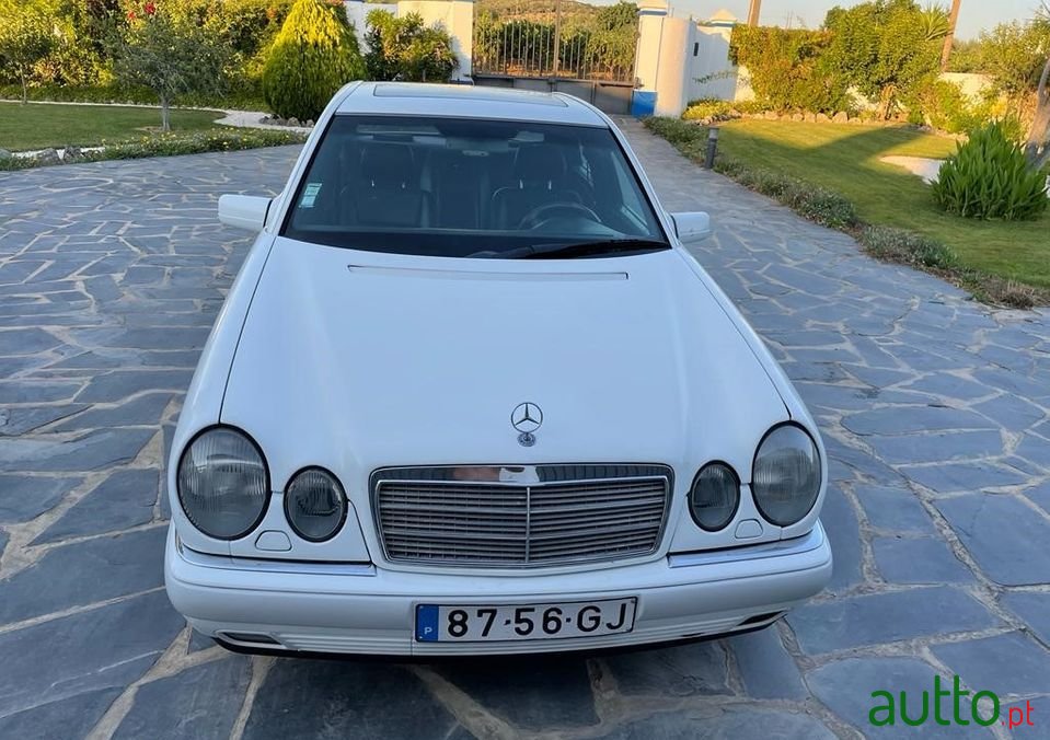 1996' Mercedes-Benz E-220 photo #2