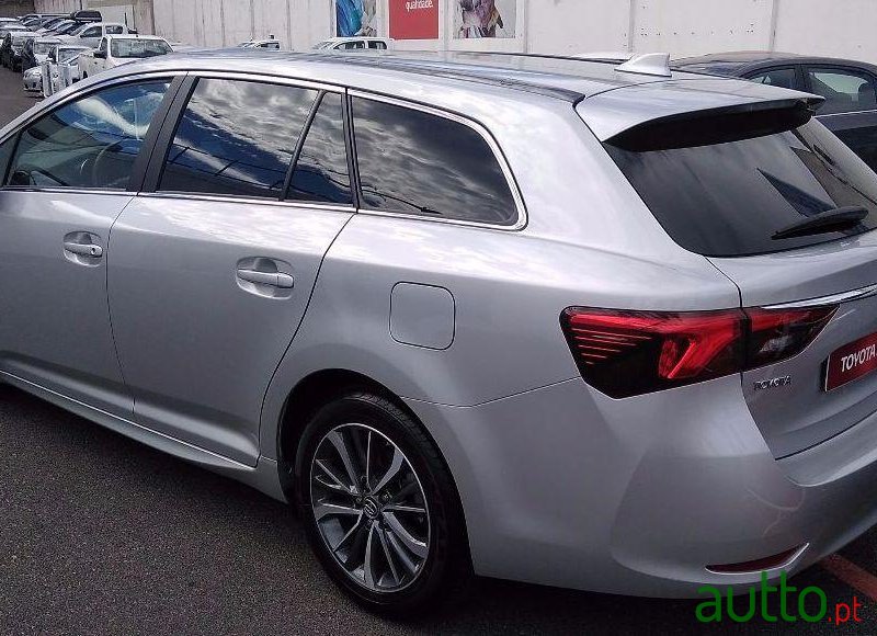 2016' Toyota Avensis photo #2