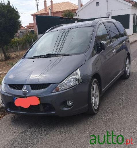 2009' Mitsubishi Grandis photo #1