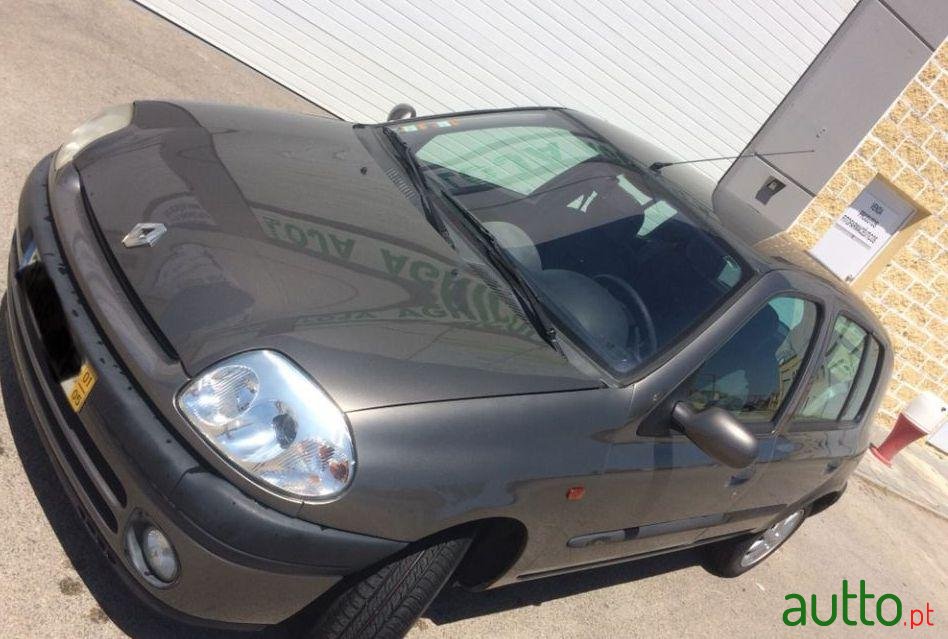 2001' Renault Clio Rn photo #1