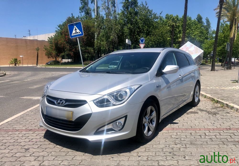 2011' Hyundai i40 Sw photo #1