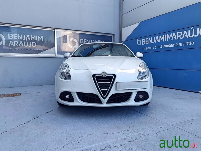 2013' Alfa Romeo Giulietta photo #3