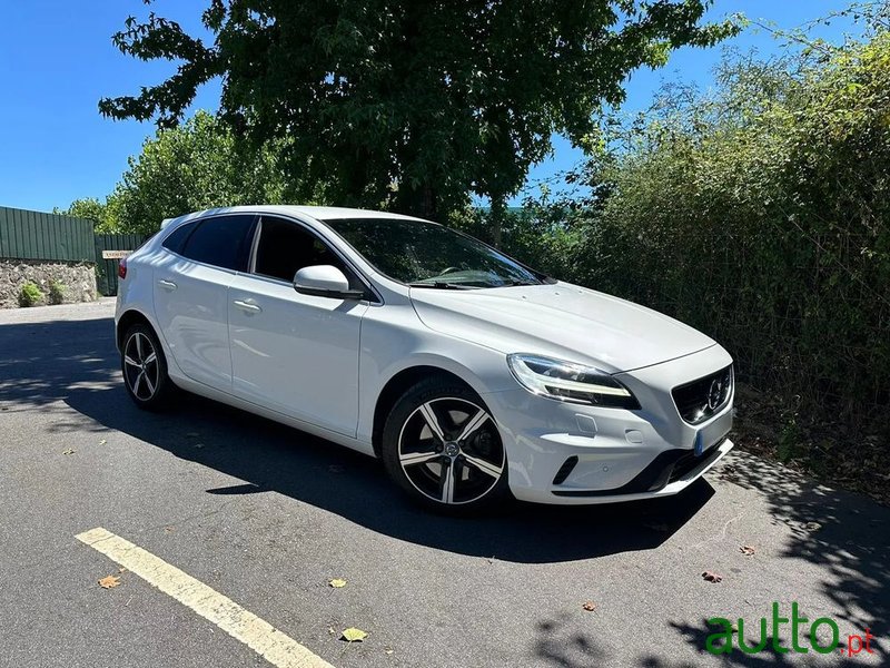 2017' Volvo V40 photo #1