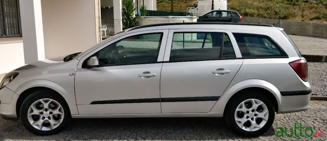 2005' Opel Astra Caravan photo #1