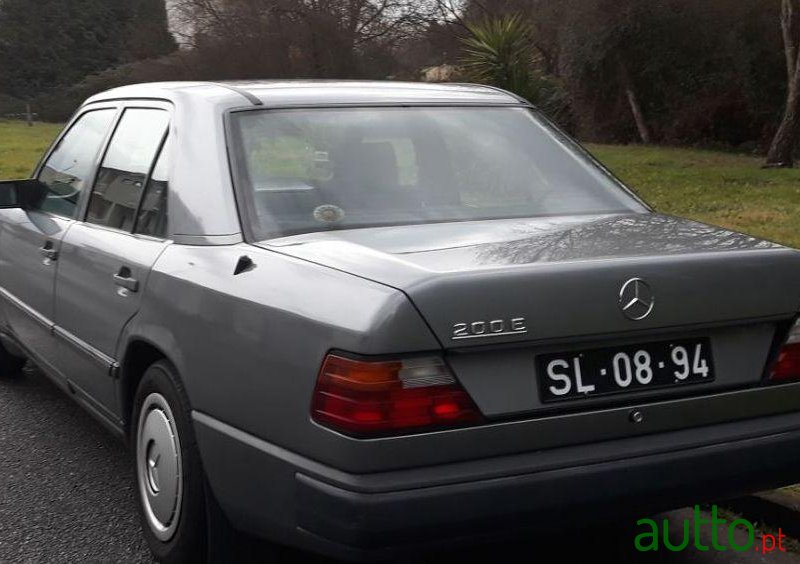 1989' Mercedes-Benz 200 E photo #1