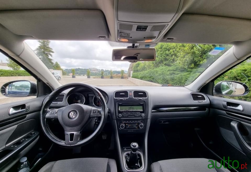 2009' Volkswagen Golf photo #3